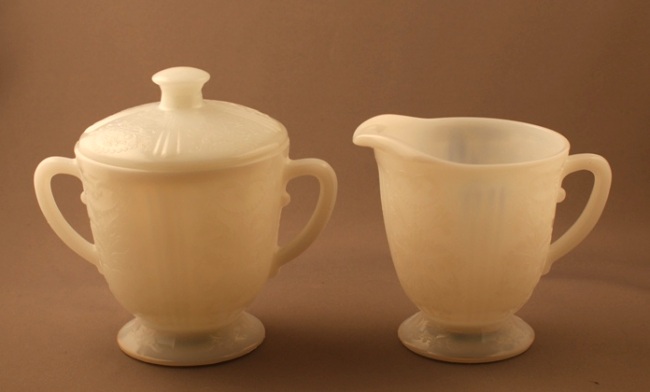 Macbeth-Evans R Pattern "American Sweetheart" Cream & Sugar w/ Lid